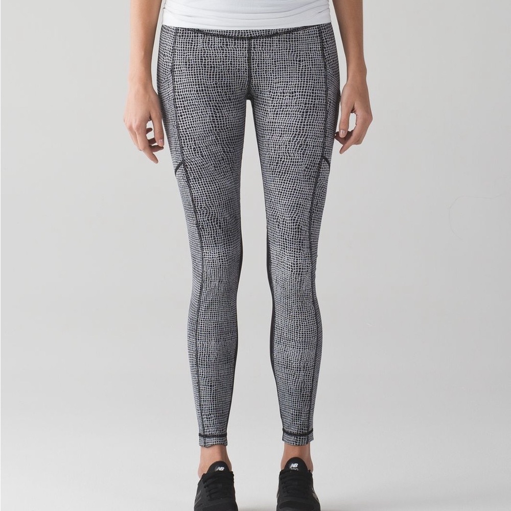 Lululemon Speed Tight V Leggings 10 Fall Net White Black Luxtreme Run Pocket 28